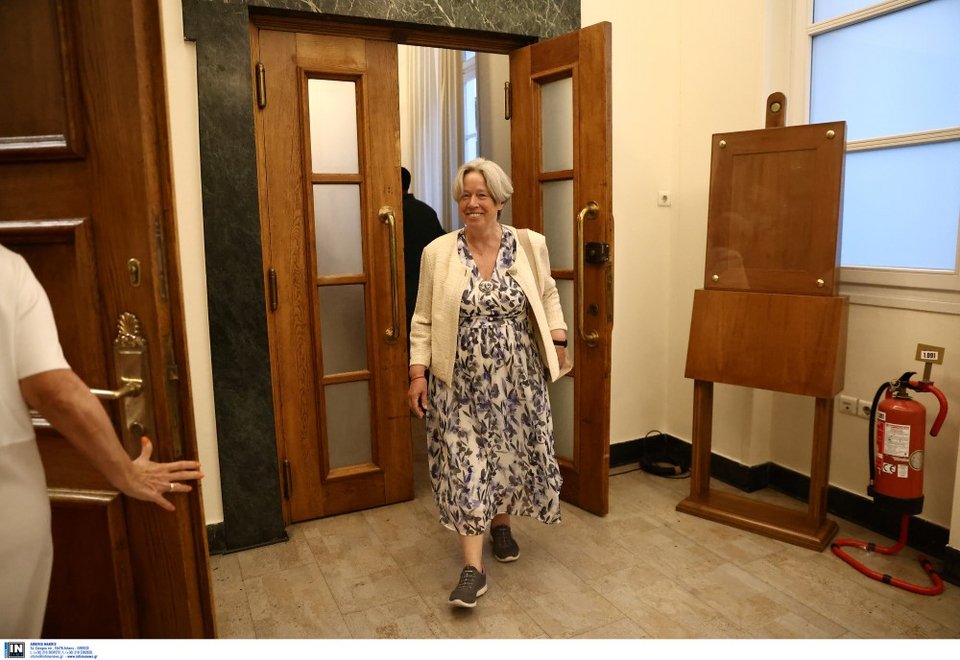 Αθηνά Λινού