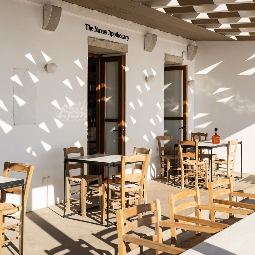 Η πέργκολα της αυλής του Naxos Apothecary απέναντι από την Πορτάρα της Νάξου / Φωτογραφία: thenaxosapothecary_portara