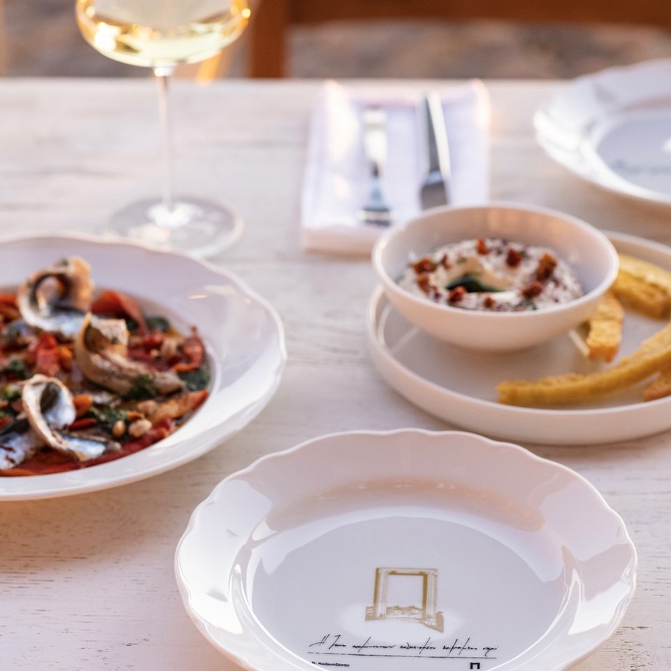 Τα πιάτα έχουν σχέδιο της Πορτάρας / Φωτογραφία: thenaxosapothecary_portara