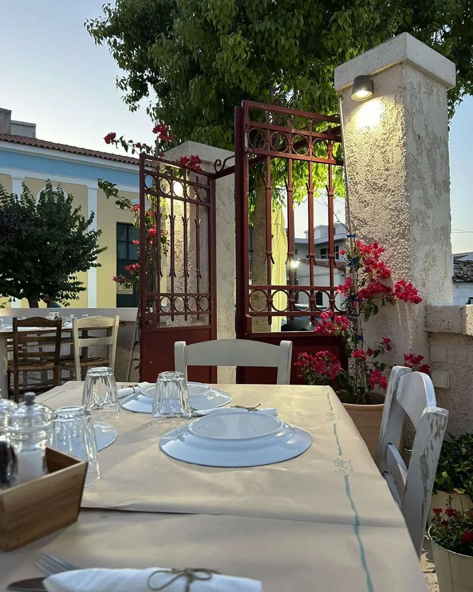 Η αυλή βλέπει στο διατηρητέο κτίριο του Λυκείου Ελληνίδων στην Κερατέα / Φωτογραφία: to_lazo/Instagram