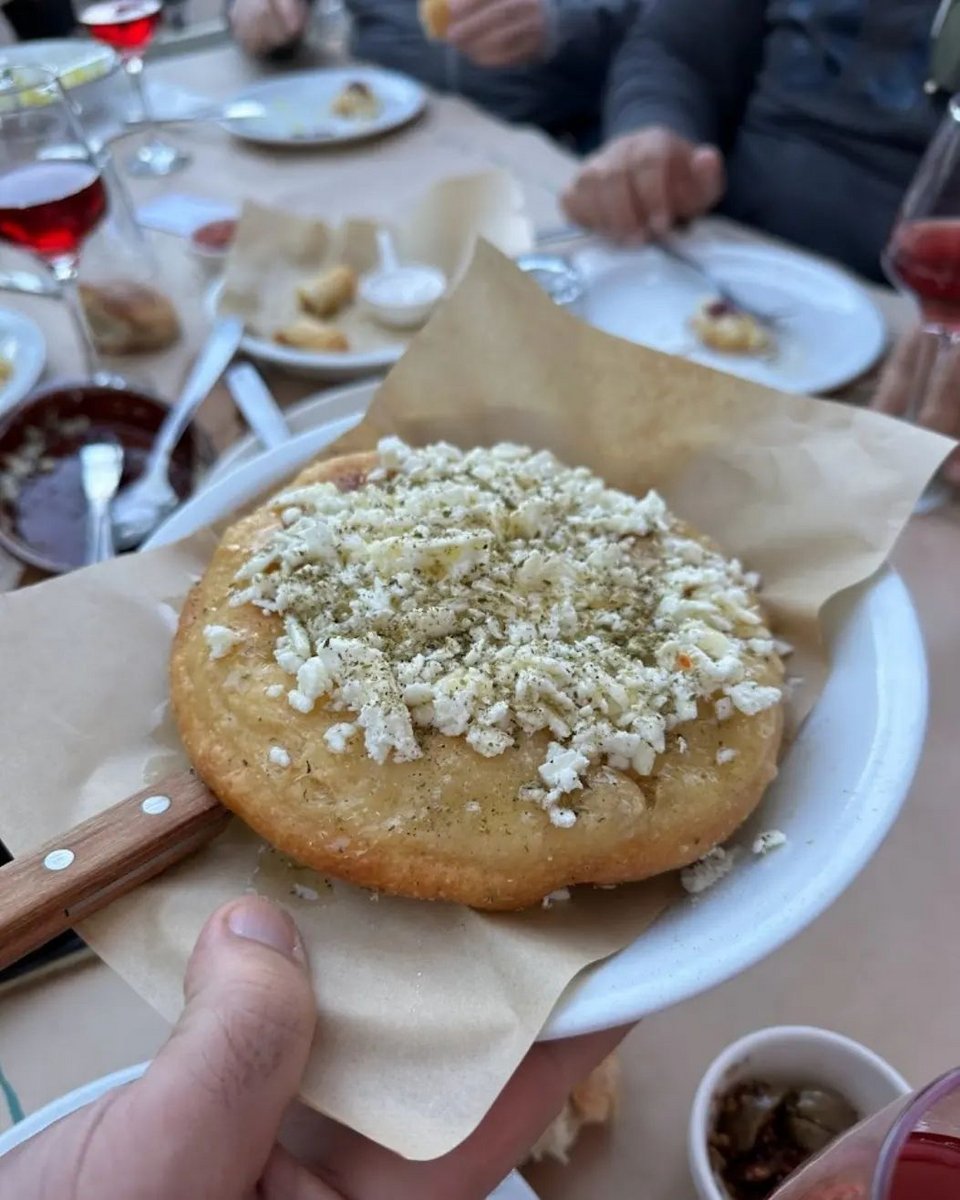 Το φοβερό τηγανόψωμο του Λάζο με φέτα από παραδοσιακό τυροκομείο της περιοχής / Φωτογραφία: to_lazo/Instagram