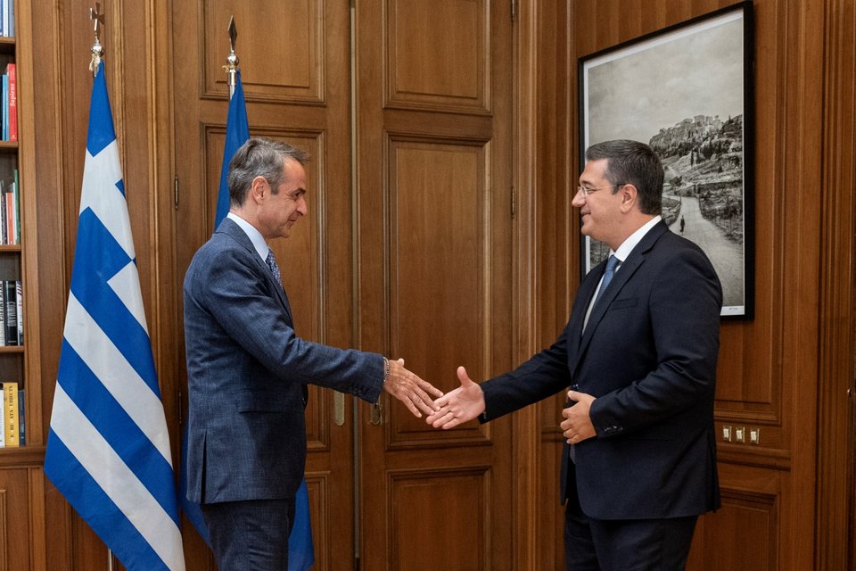 Ο Κυριάκος Μητσοτάκης υποδέχεται στο Μαξίμου τον Απόστολο Τζιτζικώστα / Φωτογραφία: Γρ. Τύπου Πρωθυπουργού/Δημήτρης Παπαμήτσος