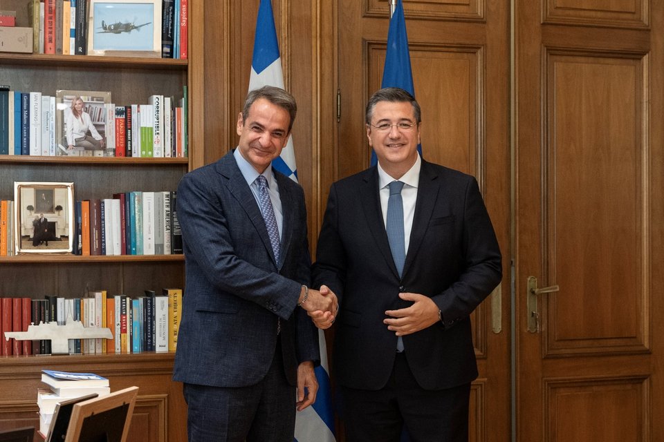 Ο Κυριάκος Μητσοτάκης υποδέχεται στο Μαξίμου τον Απόστολο Τζιτζικώστα / Φωτογραφία: Γρ. Τύπου Πρωθυπουργού/Δημήτρης Παπαμήτσος