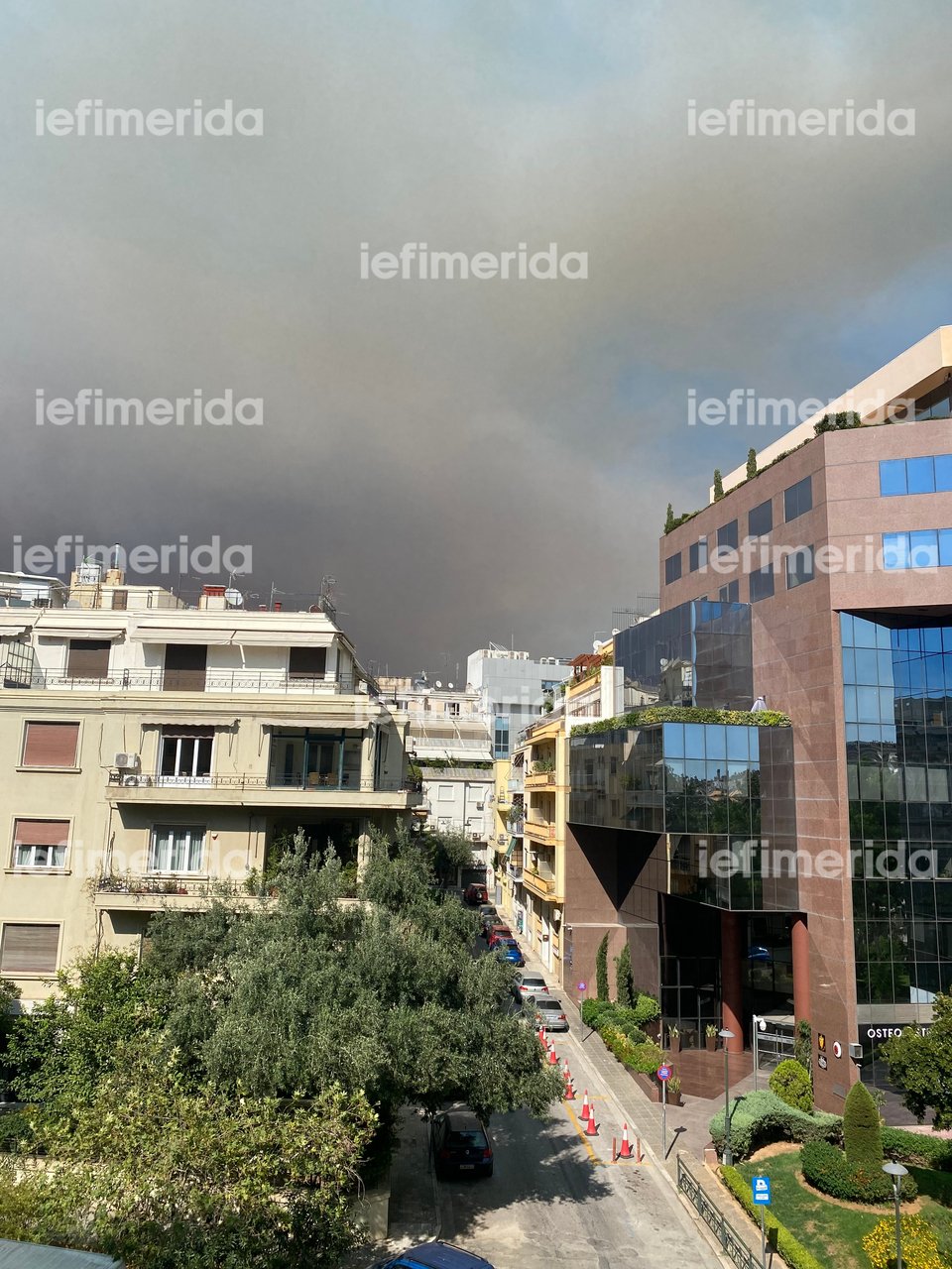 Χθες, στο κέντρο της Αθήνας οι καπνοί από τη φωτιά στον Βαρνάβα