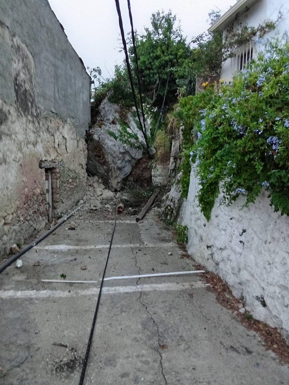 Ενας τεράστιος βράχος αποκολλήθηκε και έπεσε στο χωριό Άνω Γαρούνα της Κέρκυρας.