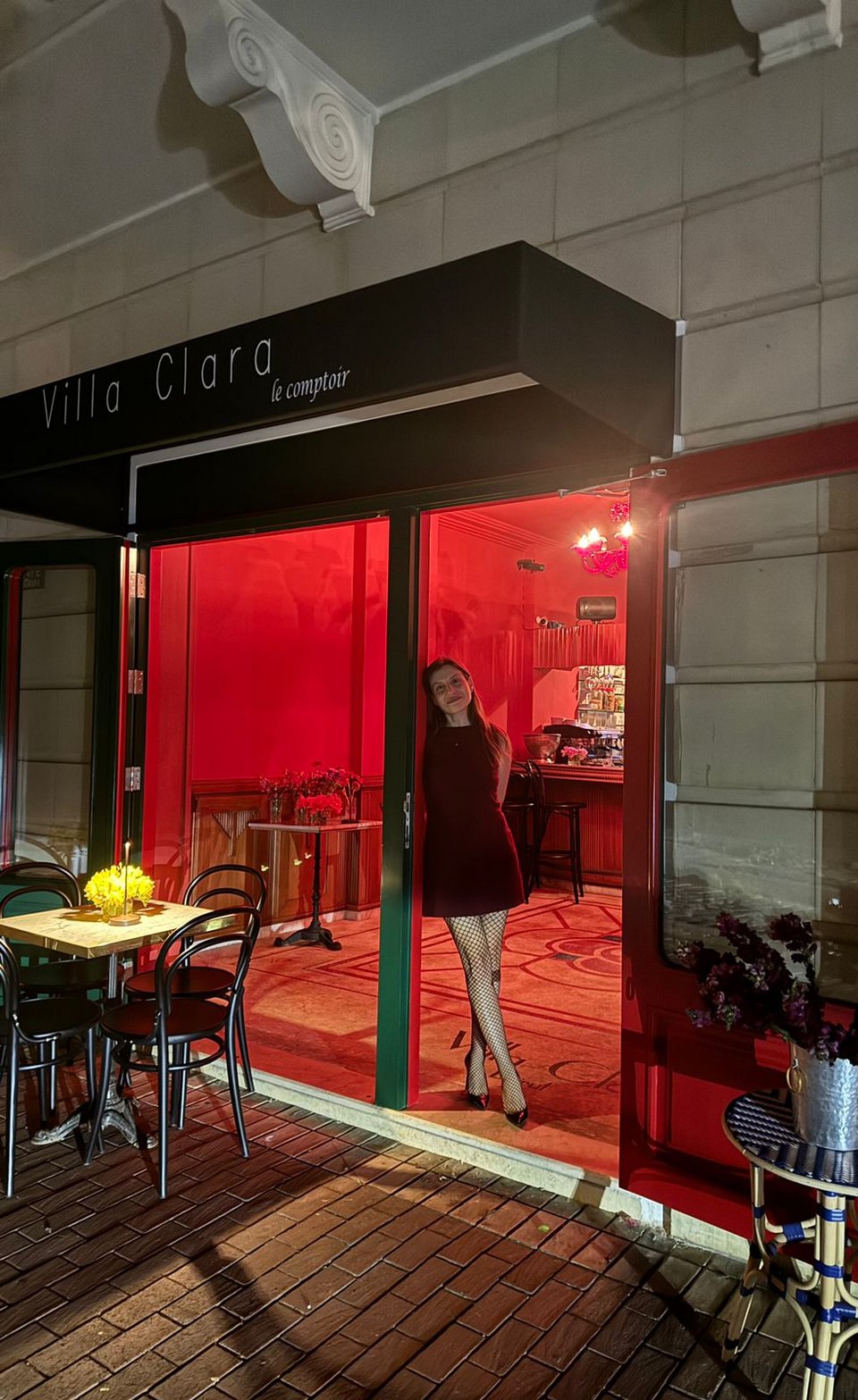 H Marie-Hélène Moawad στο μπαρ Villa Clara le comptoir. Πισω δάπεδο που σχεδίασε η ίδια και κατασκευάστηκε με μικρά κομμάτια μάρμαρου από ντόπιους τεχνίτες. Χρειάστηκαν οκτώ μήνες για να ολοκληρωθεί. Το σχέδιο είναι αυτό που σχηματίζει στο χαρτί από παιδί όταν νιώθει στρεσαρισμένη, γαι να χαλαρώσει.