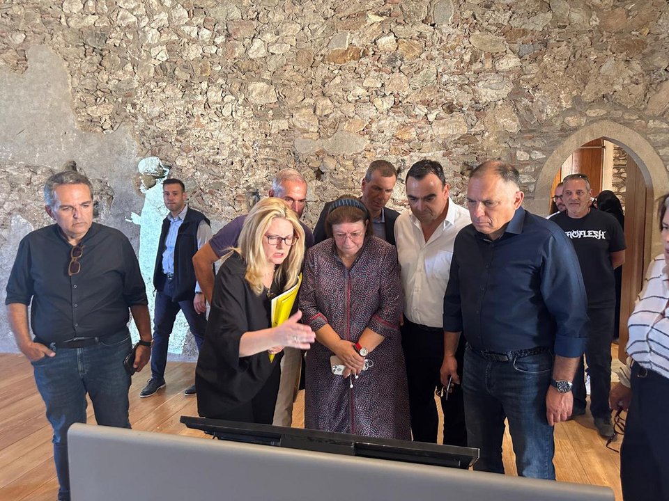 Η Υπουργός Πολιτισμού Λινά Μενδώνη κατά την αυτοψία στο Παλάτι και τον Αρχαιολογικό Χώρο του Μυστρά