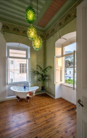 Χαρακτηριστικό μπάνιο στη Λέρο. Αυθεντικές τοιχογραφίες του 19ου αιώνα, πολυέλαιος ειδικά φταιγμένος για το Villa Clara με φυσητό γυαλί στην παλιά πόλη της Δαμασκού.