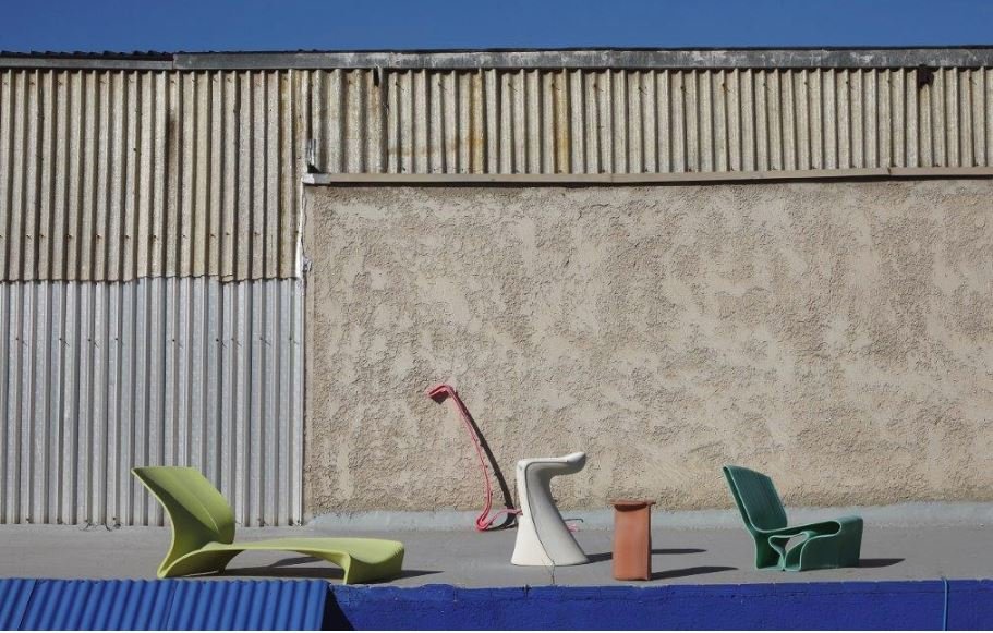 Η αυλή του Blue Cycle στον Πειραιά όπου κατασκευάζονται όλα τα έπιπλα και αντικείμενα με αλιευτικά και ναυτιλιακά απορρίμματα από όλη την Ελλάδα.