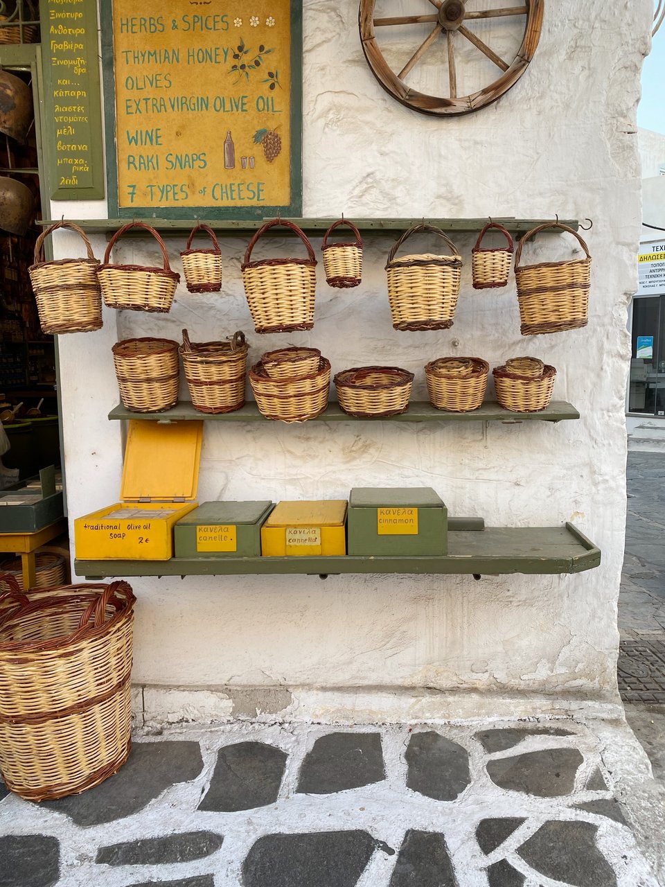 Μέρος από την πρόσοψη του παντοπωλείου με την ξύλινη ρόδα του παλιού κάρου / Φωτογραφία: Μάνος Λειβαδάρος/iefimerida