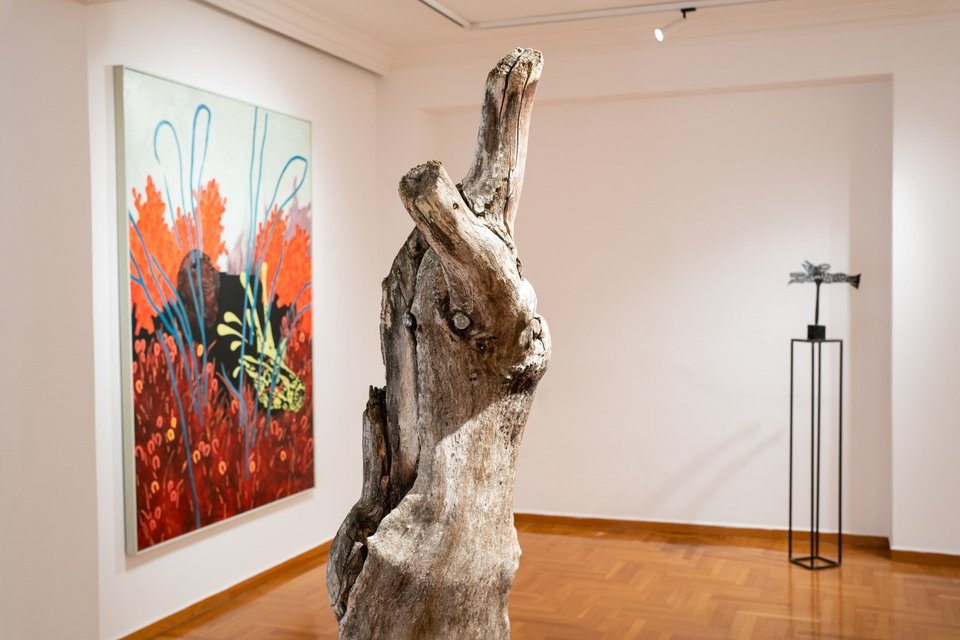 Φωτογραφία εγκατάστασης Μυθιστορίες ΙΙ (Έργα: Αθανασιάδη, Καμπάνης, Μαντζαβίνος). Παραχώρηση του καλλιτέχνη και της CITRONNE Gallery © Alexandra Masmanidi