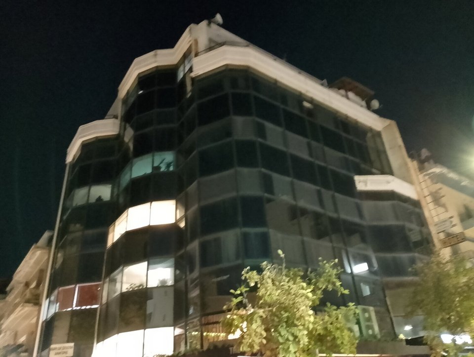 Άνδρας απειλεί να πέσει από πολυκατοικία στη Λάρισα / Φωτογραφία: larissanet.gr