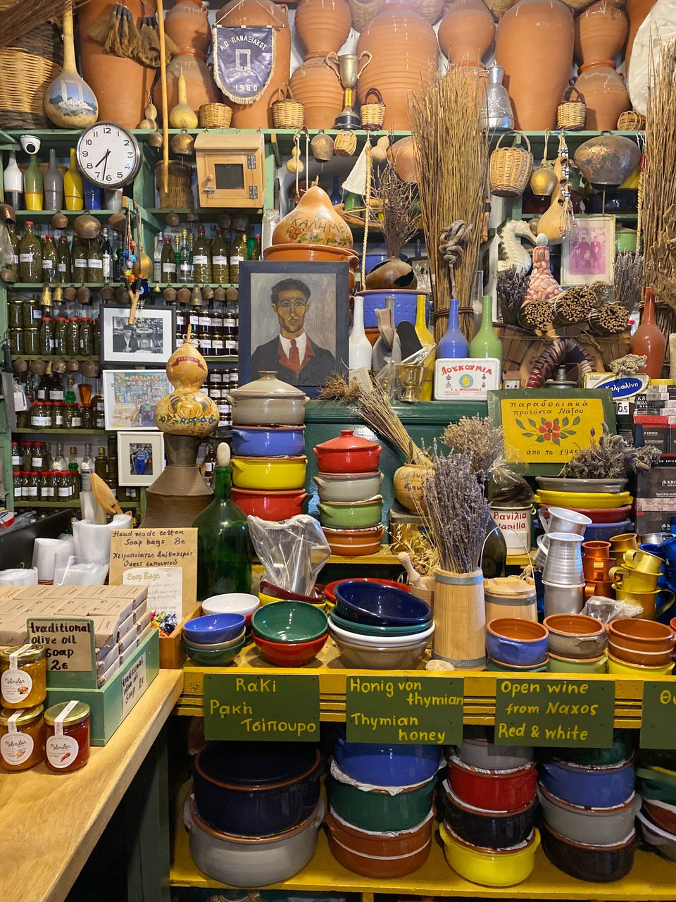 Κεραμικά και οικιακά σκεύη στα ράφια του παντοπωλείου / Φωτογραφία: Μάνος Λειβαδάρος/iefimerida