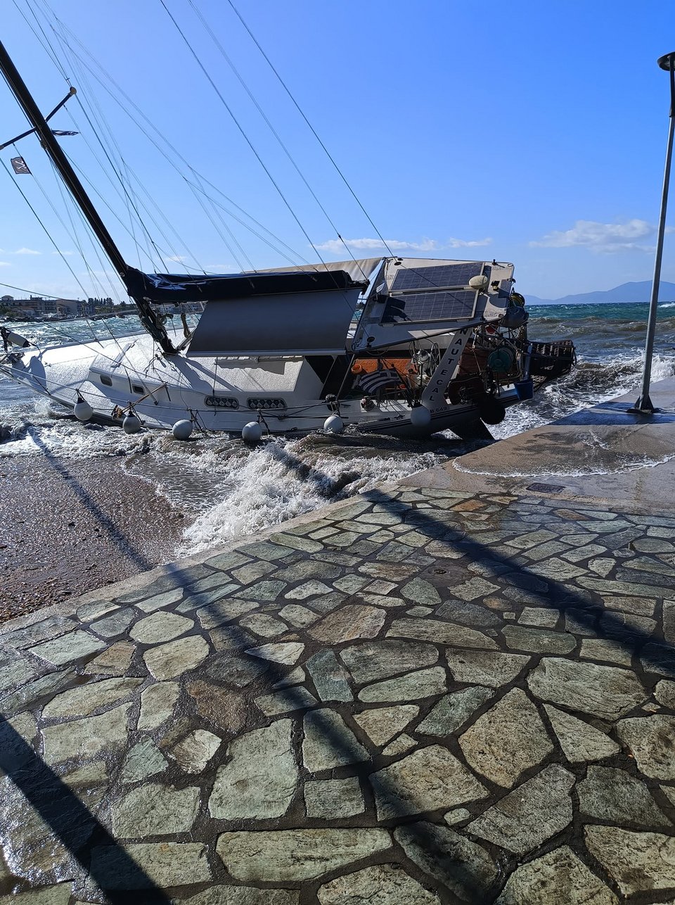 Ισχυροί άνεμοι στη Μαγνησία προκάλεσαν ζημιές σε σκάφη και καταστήματα / Φωτογραφία: magnesianews.gr / Αθηνά Μουστακαλή