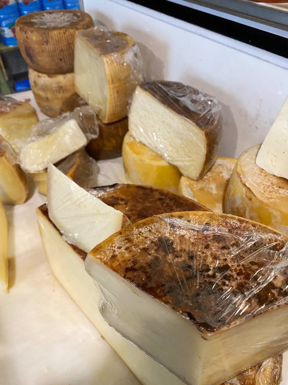 Τα αυθεντικά χειροποίητα τυριά που θα βρείτε στο μαγαζί έρχονται από βοσκούς του νησιού / Φωτογραφία: Μάνος Λειβαδάρος/iefimerida