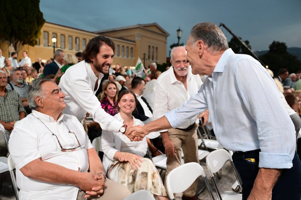 Ο Κώστας Λαλιώτης χαιρετά τον υποψήφιο ευρωβουλευτή του ΠΑΣΟΚ Γιώργο Τσούμα