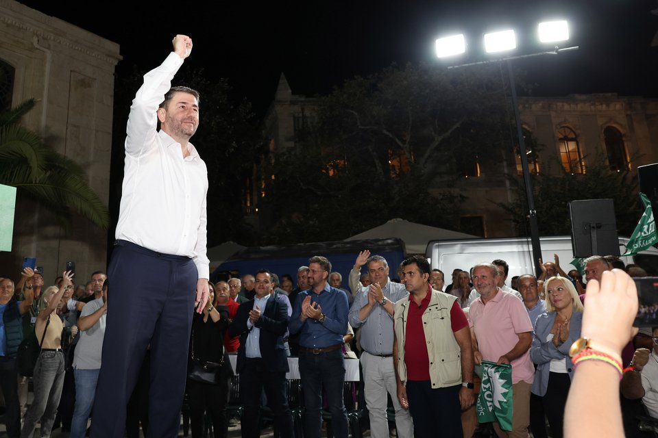 Ο Νίκος Ανδρουλάκης χαιρετά τον κόσμο στη συγκέντρωσή του στο Ηράκλειο / Φωτογραφία: Eurokinissi