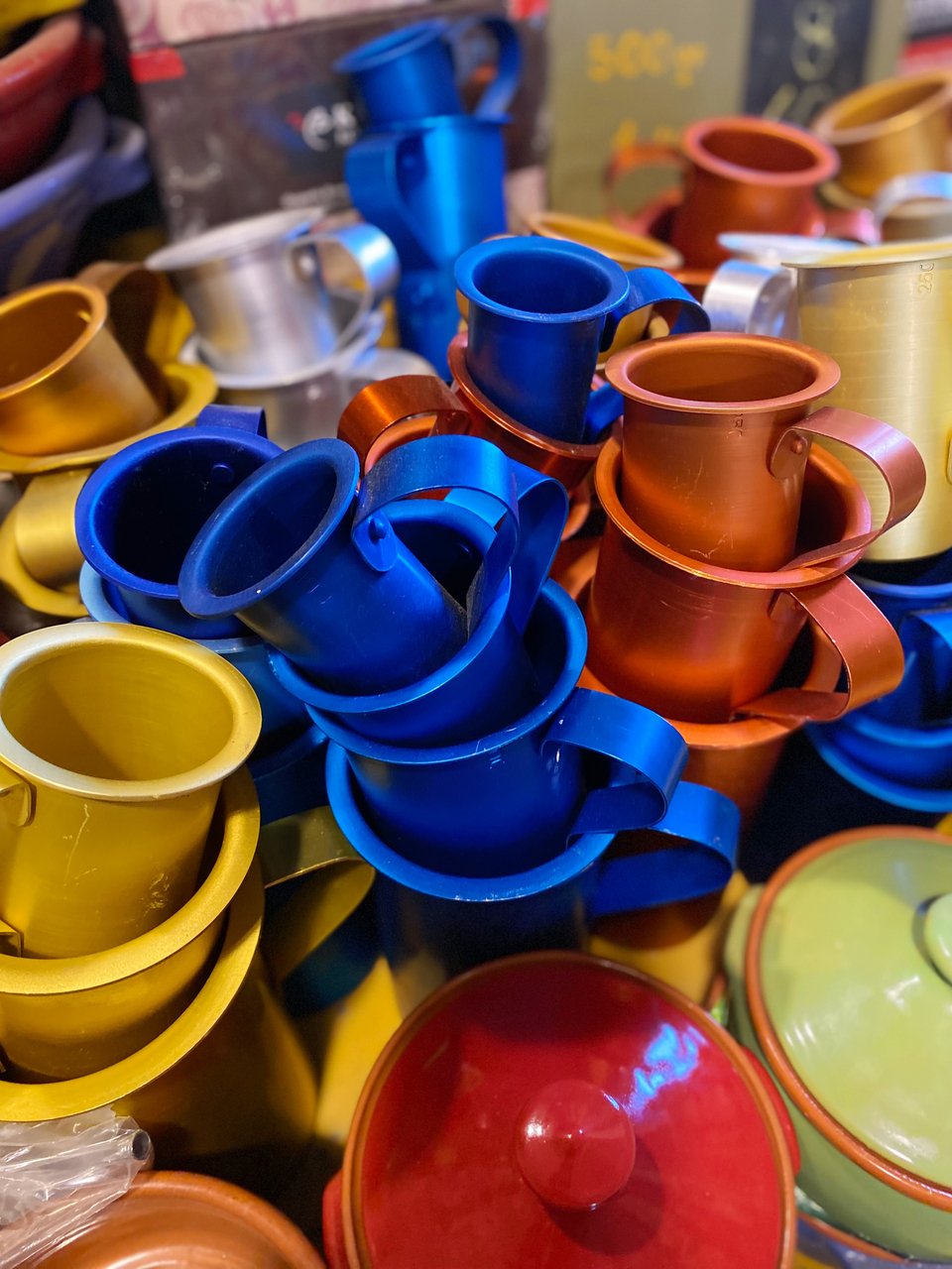 Πολύχρωμα μεταλλικά καραφάκια για το κρασί / Φωτογραφία: Μάνος Λειβαδάρος/iefimerida