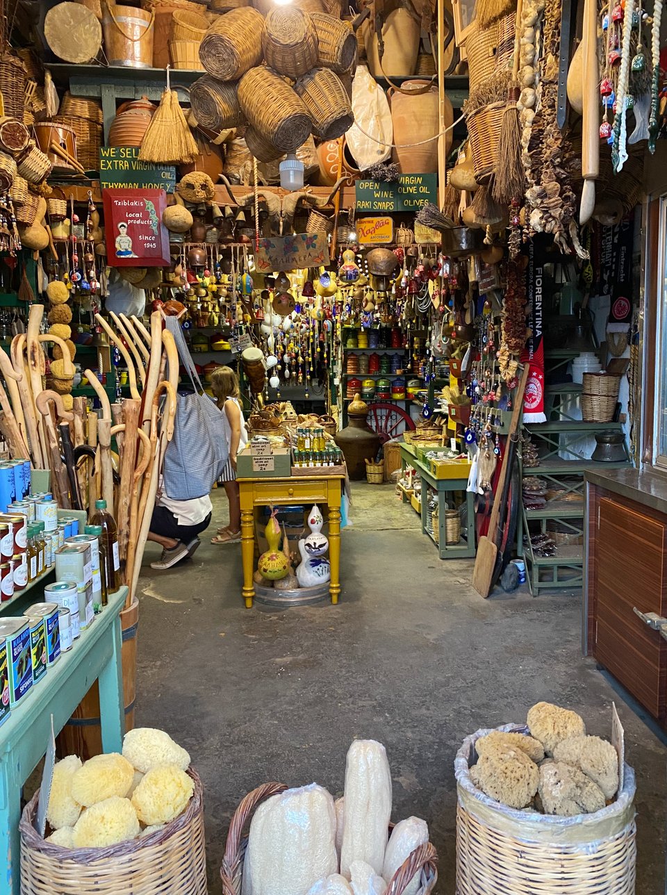 Το ψηλοτάβανο μαγαζί είναι γεμάτο από το δάπεδο μέχρι την οροφή με πράγματα / Φωτογραφία: Μάνος Λειβαδάρος/iefimerida