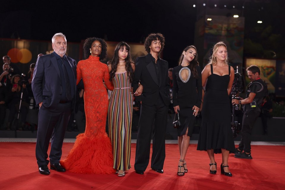 Ο Λικ Μπεσόν με τη σύζυγο και τα παιδιά τους