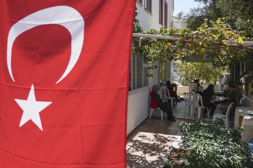 Η σορός της Τουρκοαμερικανίδας ακτιβίστριας Αϊσενούρ Εζγκί Εϊγκί, που σκοτώθηκε στη διάρκεια διαδήλωσης στην κατεχόμενη Δυτική Όχθη, έφθασε σήμερα το πρωί στην Τουρκία