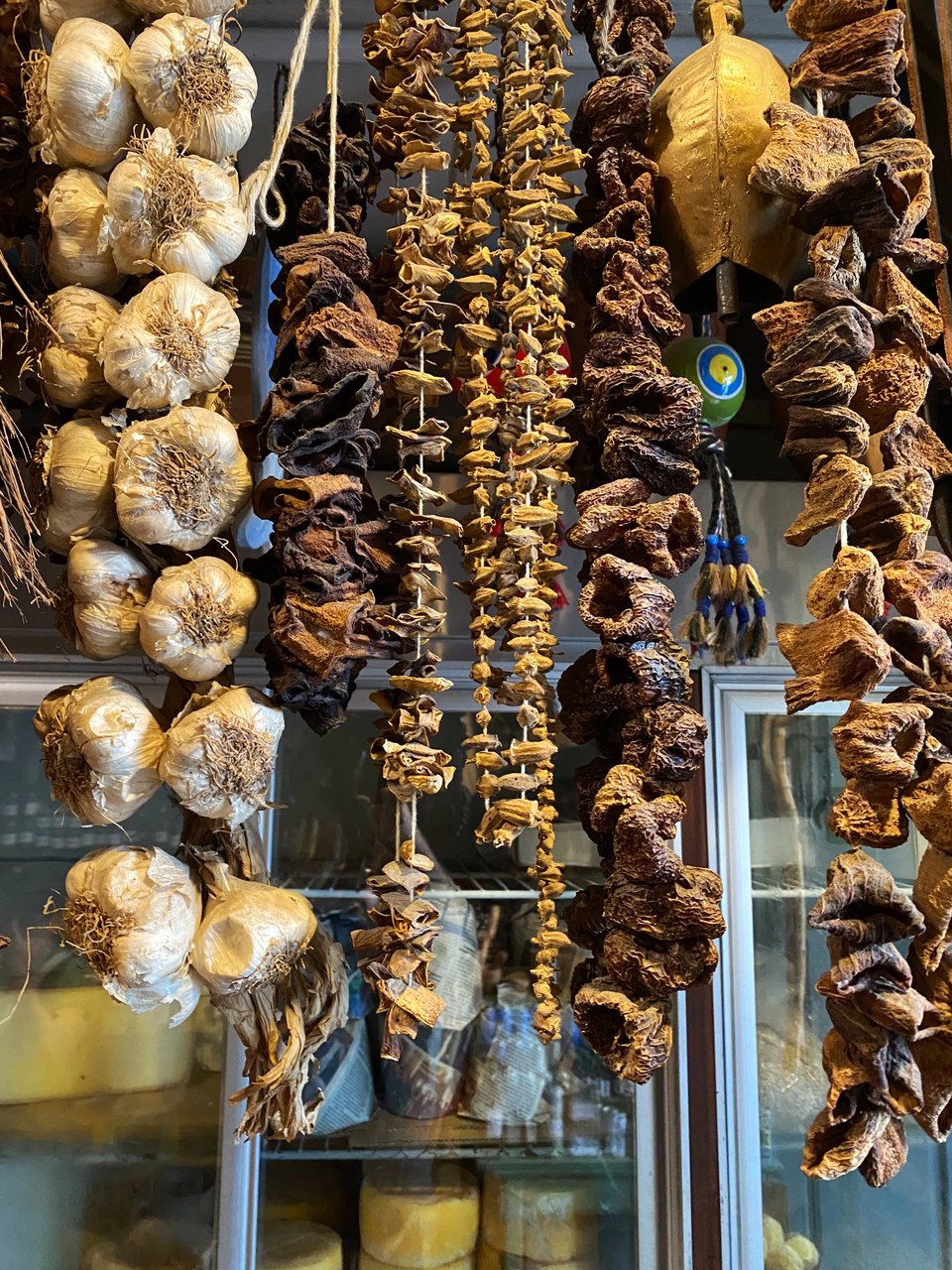 Πλεξούδες σκόρδο και κορδέλες με αποξηραμένα μυρωδικά και λαχανικά / Φωτογραφία: Μάνος Λειβαδάρος/iefimerida