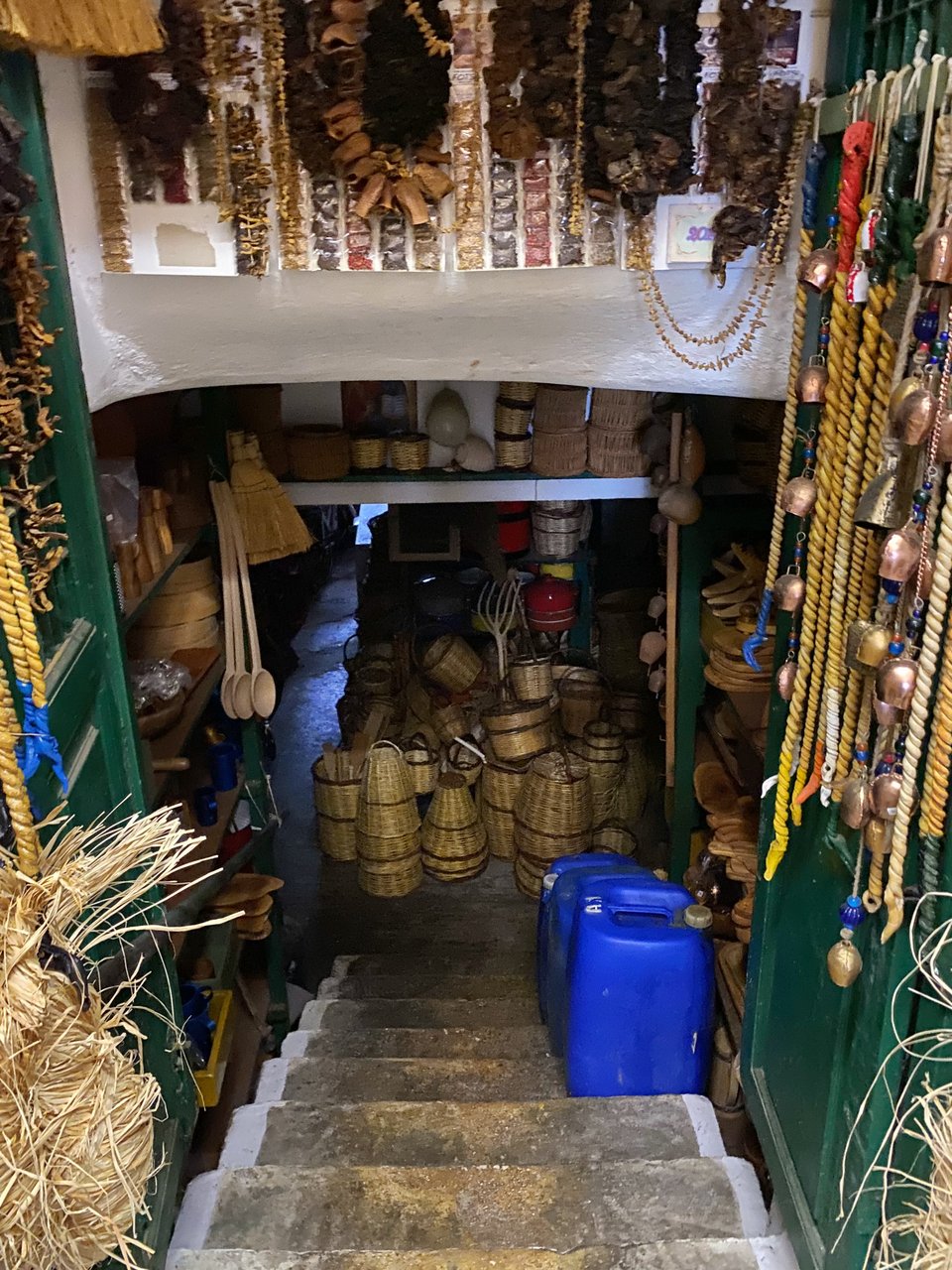 Η σκάλα που οδηγεί στην αποθήκη στο υπόγειο / Φωτογραφία: Μάνος Λειβαδάρος/iefimerida