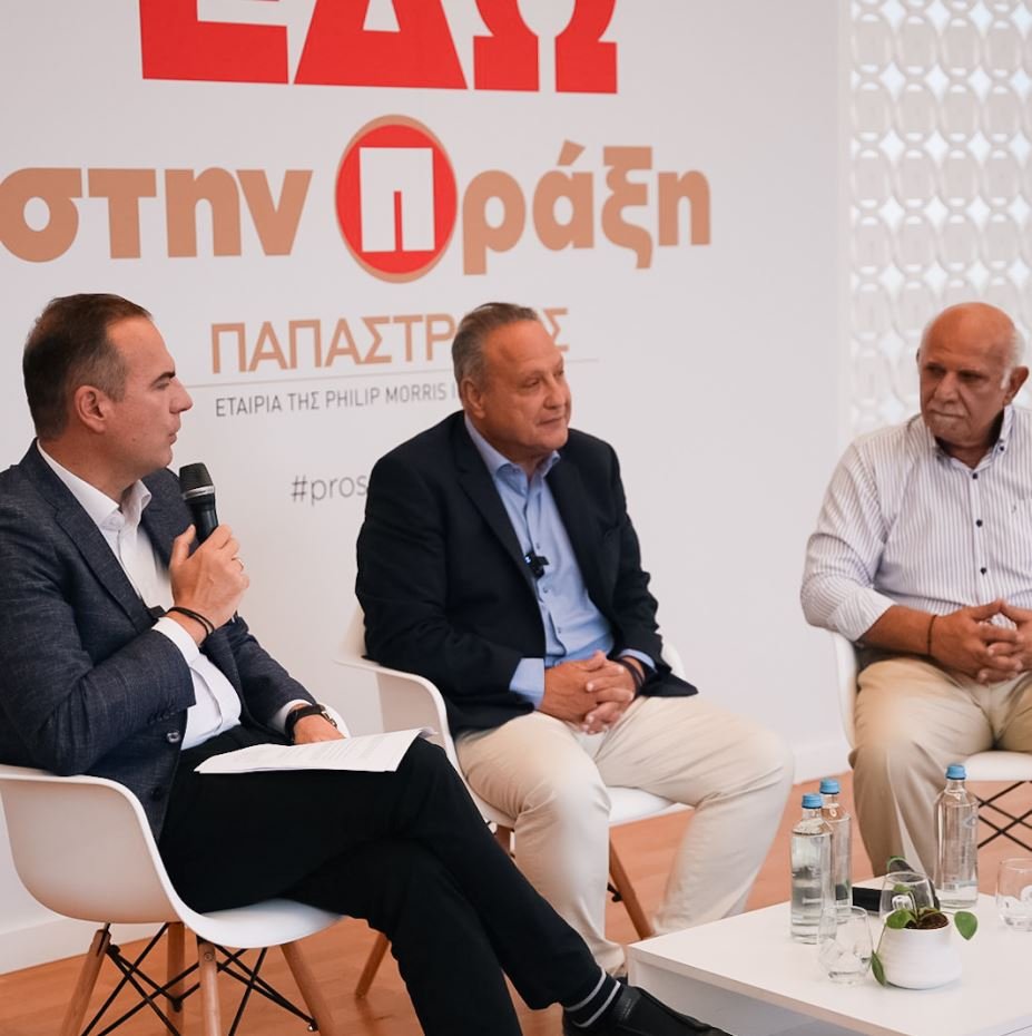 Ο Πρόεδρος και Δ.Σύμβουλος της Παπαστράτος, Γιώργος Μαργώνης, ο Δήμαρχος Θεσσαλονίκης,Στέλιος Αγγελούδης και ο Αντιδήμαρχος Μέριμνας, για την τρίτη ηλικία, Λάζαρος Ζαχαριάδης