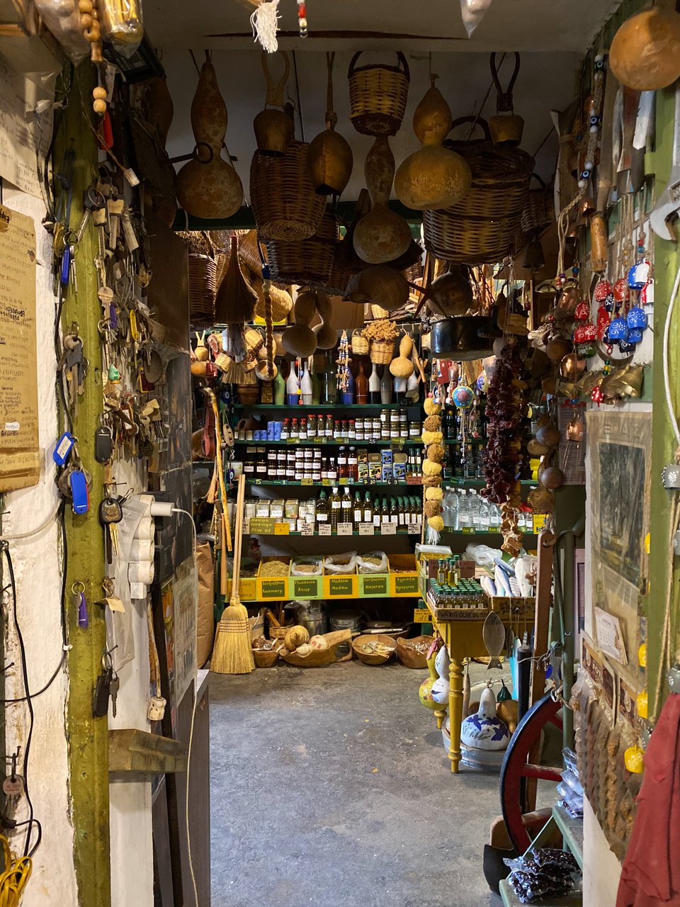 O εσωτερικός χώρος του παντοπωλείου του Τζιμπλάκη είναι ίδιος από το 1945 / Φωτογραφία: Μάνος Λειβαδάρος/iefimerida