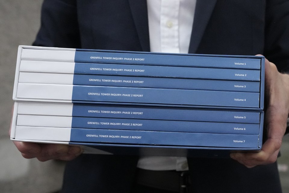 Το πόρισμα για τις συνθήκες που οδήγησαν στην φονική πυρκαγιά του πύργου Γκρένφελ του δυτικού Λονδίνου τον Ιούνιο του 2017 εκτείνεται σε 1.700 σελίδες