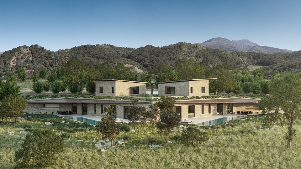 Η κατοικία από την πλευρά της πλαγιάς, με τις δίδυμες πισίνες σε πρώτο πλάνο