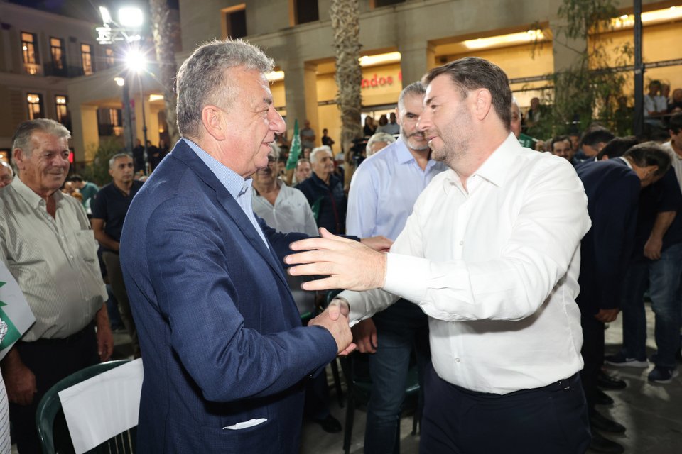 Ο Νίκος Ανδρουλάκης χαιρετά τον περιφερειάρχη Κρήτης, Σταύρο Αρναουτάκη