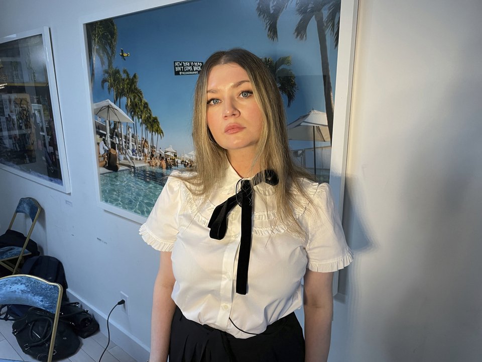 Η Anna Delvey, επίσης γνωστή ως Anna Sorokin, ποζάρει στο διαμέρισμά της στη Νέα Υόρκη στις 26 Μαΐου 2023, για να προωθήσει το podcast της, «The Anna Delvey Show»