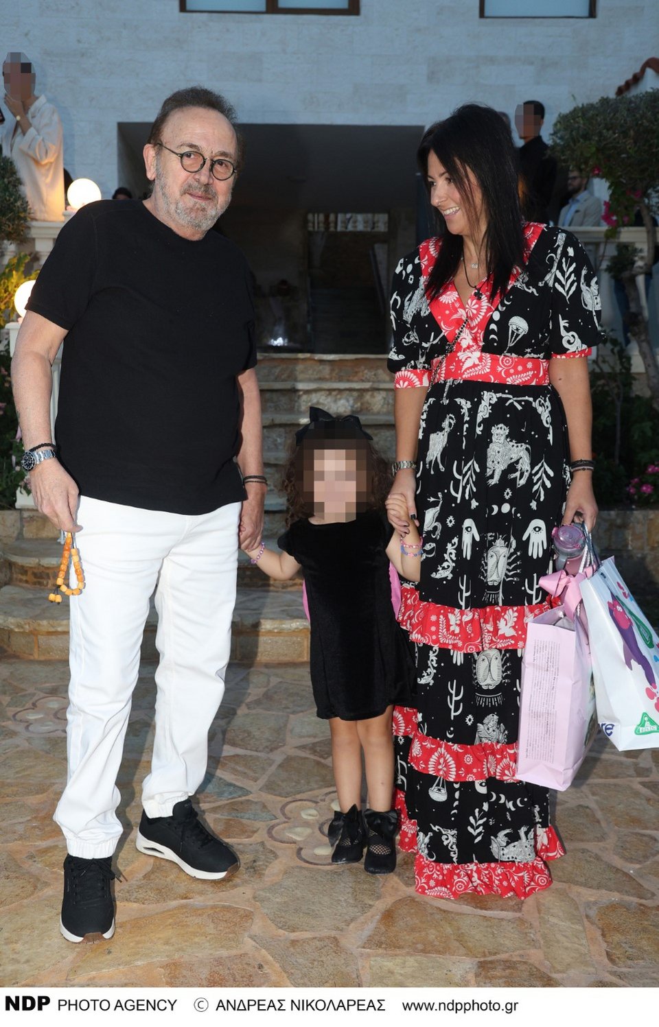 Ο Σταμάτης Γονίδης και η Κατερίνα Κουργιουξίδου με την κόρη τους