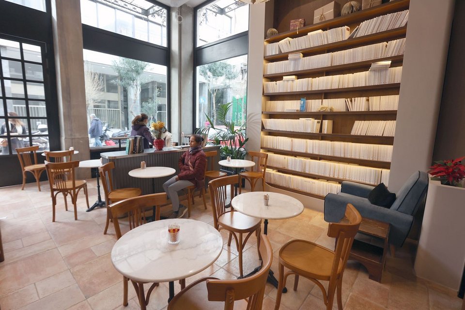 Ακολουθώντας το concept του book café, συνδυάζει στον φιλόξενο χώρο του ένα ενημερωμένο βιβλιοπωλείο και έναν ζεστό χώρο καφέ
