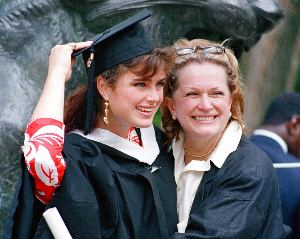 Η Brooke Shields με τη μητέρα της Teri μετά τις τελετές αποφοίτησης στο Πανεπιστήμιο Princeton το 1987