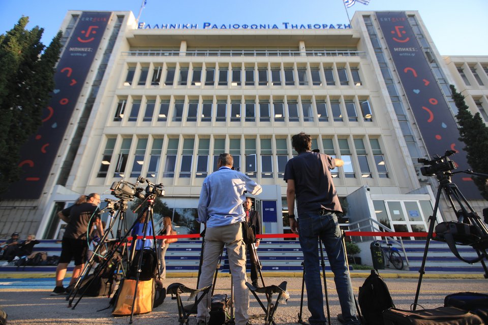 Από νωρίς τα τηλεοπτικά συνεργεία στήθηκαν έξω από το Ραδιομέγαρο