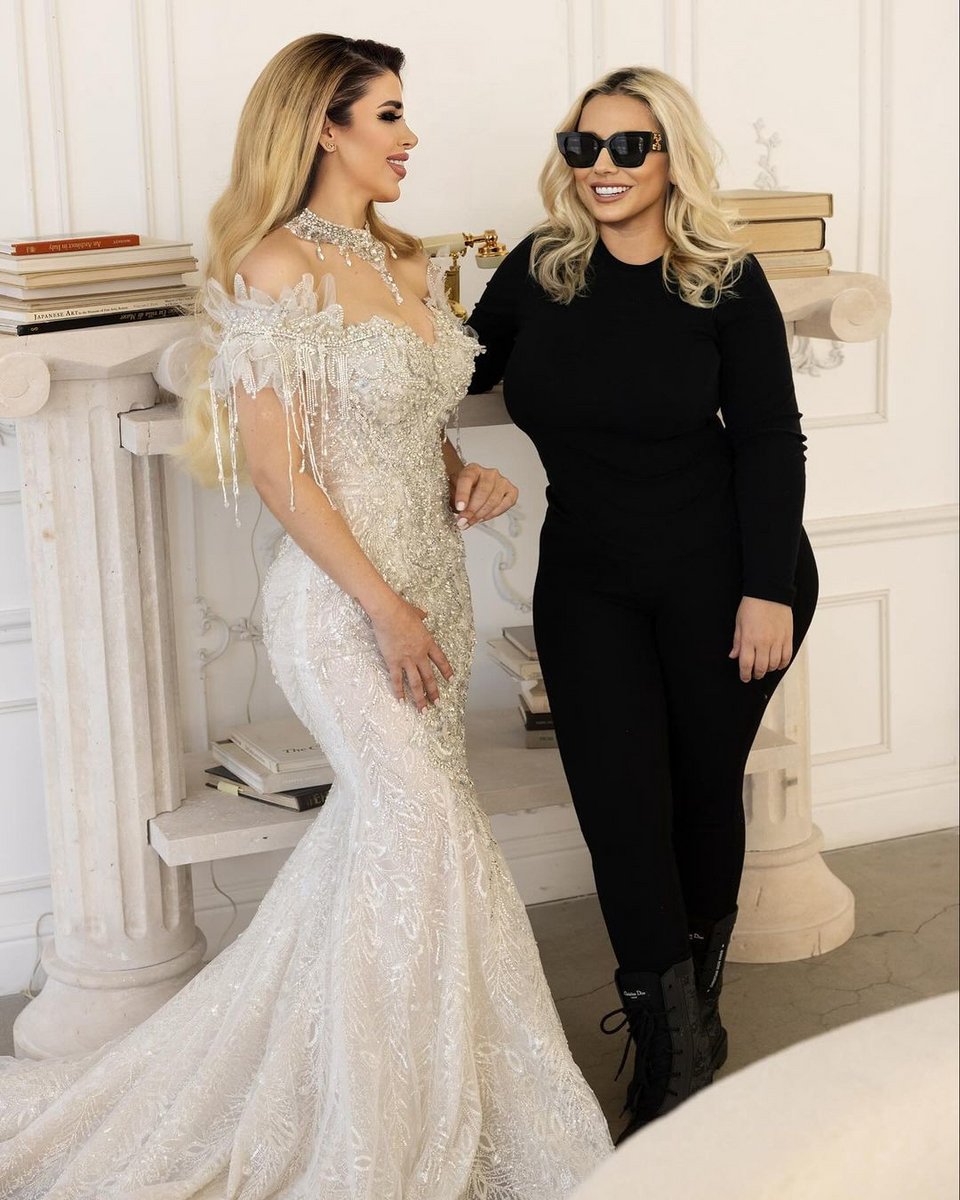H Κορονέλ με την σχεδιάστρια μόδας April Black Diamonds