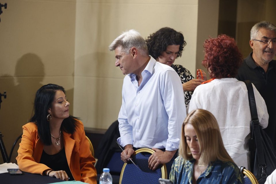 Νίκος Φαραντούρης