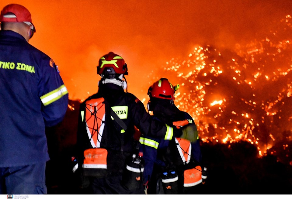 Πυροσβέστες μπροστά σε ένα φλεγόμενο λόφο / Φωτογραφία: IntimeNews -ΨΩΜΑΣ ΒΑΣΙΛΗΣ