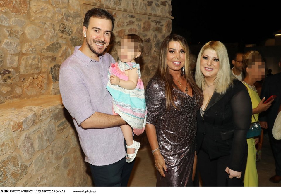 Ο Φώτης Λιόσης με την κόρη του, την πεθερά του, Άντζελα Δημητρίου, και τη σύζυγό του, Όλγα Κιουρτσάκη