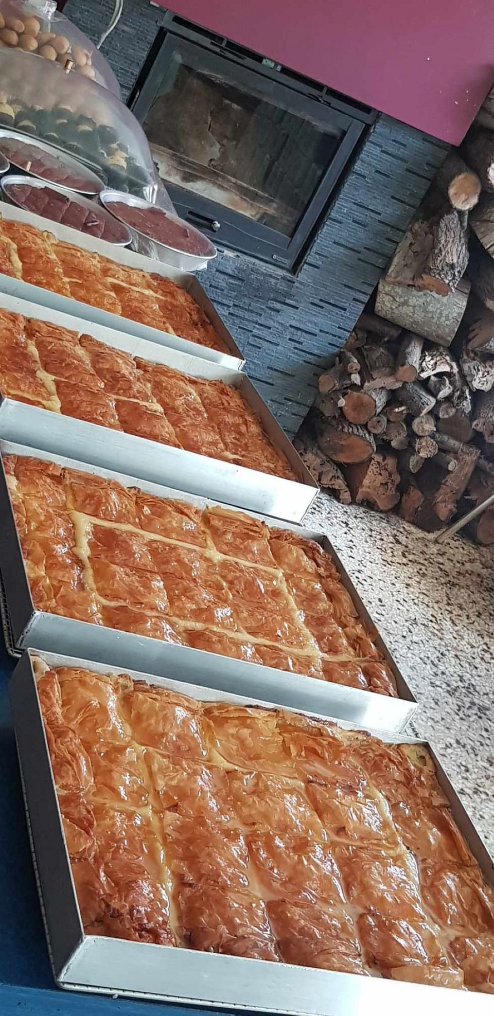 Όλα τα γλυκά είναι βιολογικά και τα παρασκευάζει ο Σάββας μέσα στο εργαστήριο του