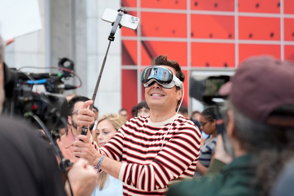 Ο Jimmy Fallon στέκεται με ένα iPhone 16 έξω από το κατάστημα της Apple στην Fifth Avenue / Φωτογραφία: AP