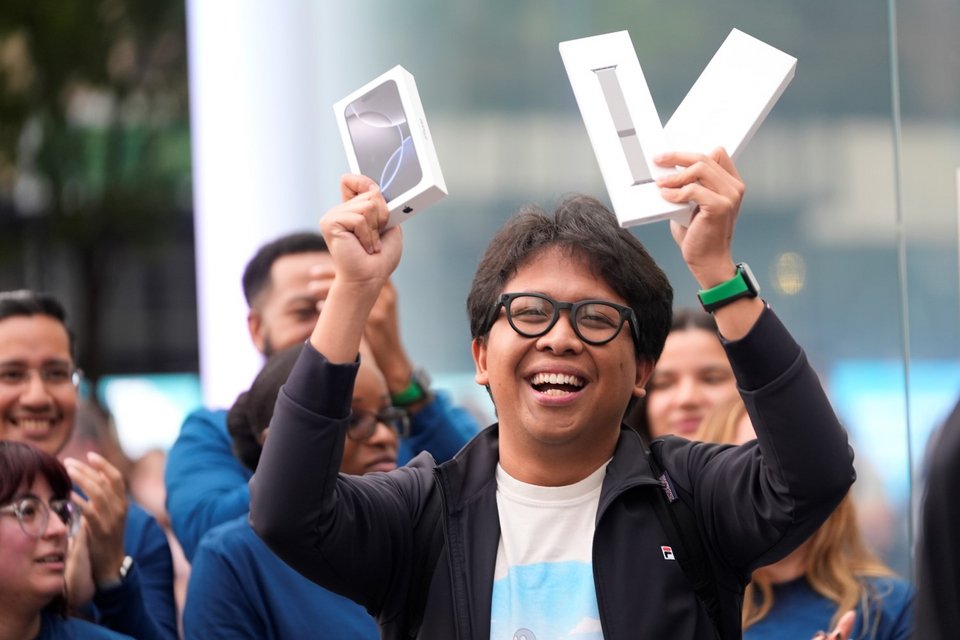 Στο κατάστημα Apple στη Fifth Avenue για την κυκλοφορία του iPhone 16, ο πρώτος πελάτης που το κράτησε στα χέρια του / Φωτογραφία: AP