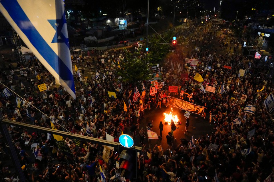 Χιλιάδες άνθρωποι διαδήλωσαν χθες το βράδυ στο Τελ Αβίβ