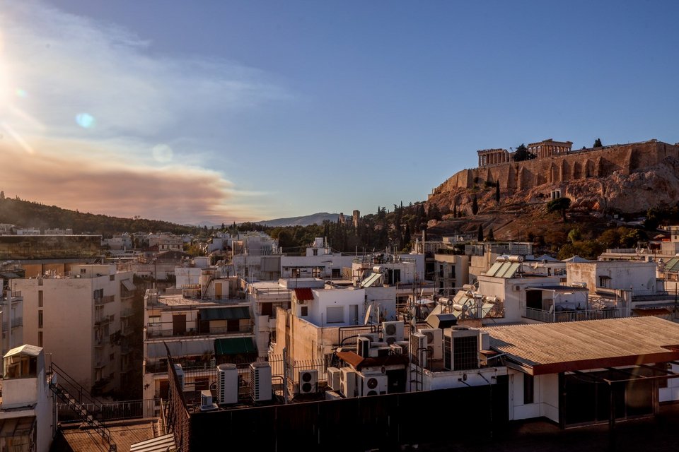 Οι καπνοί από τη φωτιά στην Κορινθία πάνω από την Αθήνα -Φωτογραφία: ΓΙΑΝΝΗΣ ΠΑΝΑΓΟΠΟΥΛΟΣ/ EUROKINISSI