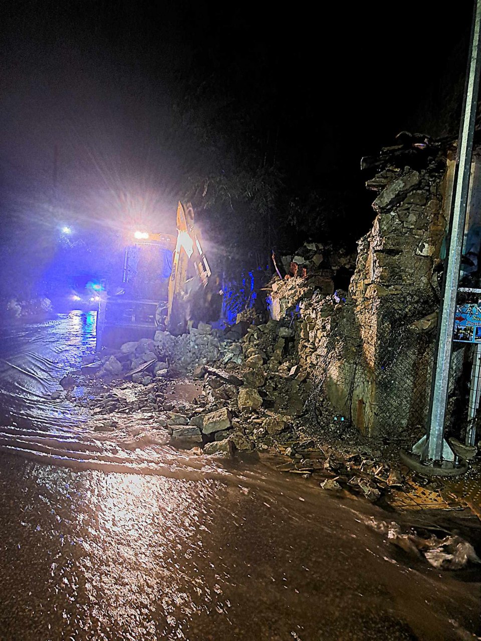 Κατέρρευσε τμήμα από τοιχίο, στο μετόχι του Αγίου Διονυσίου στην περιοχή Καλλιτέρο