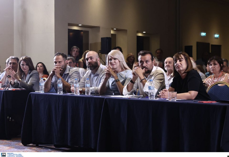 Οι Kasselistas στην πρώτη σειρά, Μανώλης Καπνισάκης, Θεοδώρα Τζάκρη, Νίκος Παππάς, Ράνια Σβίγκου