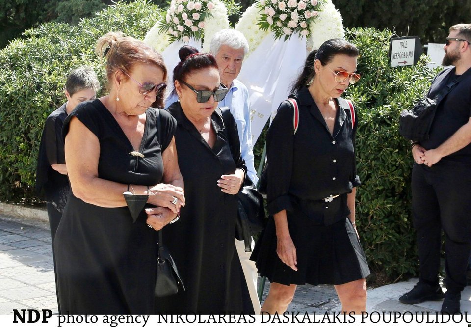 Μίρκα Παπακωνσταντίνιου Ελίζα Πάλλη καταρρακωμένες στην κηδεία του Δάνη Κατρανίδη