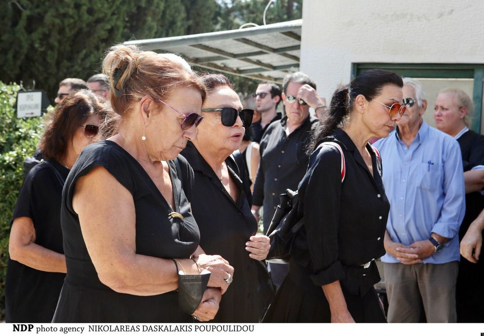 Μίρκα Παπακωνσταντίνιου Ελίζα Πάλλη καταρρακωμένες στην κηδεία του Δάνη Κατρανίδη
